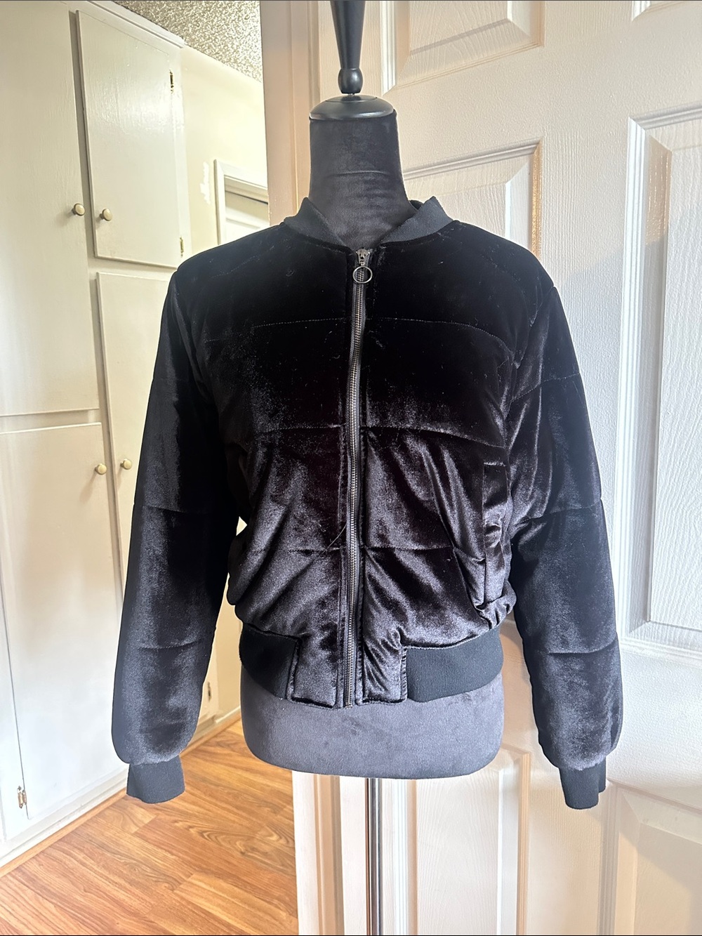 New Look Black Velvet Cropped Puffer Bomber Jacket 🖤